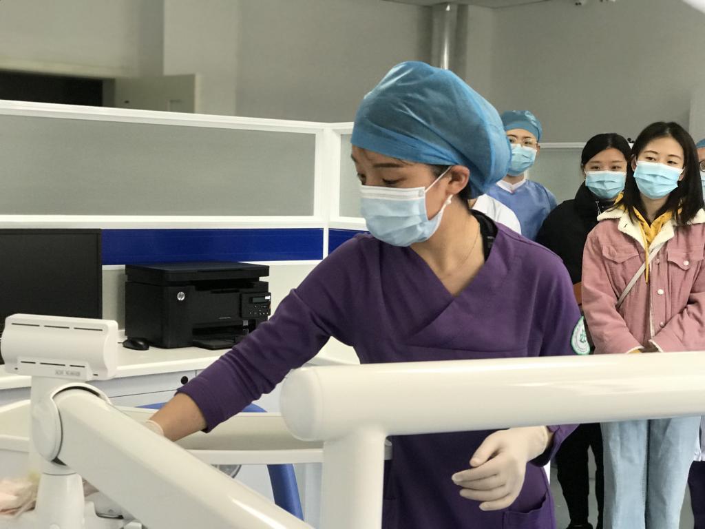 公司开展诊疗单元擦拭流程现场培训