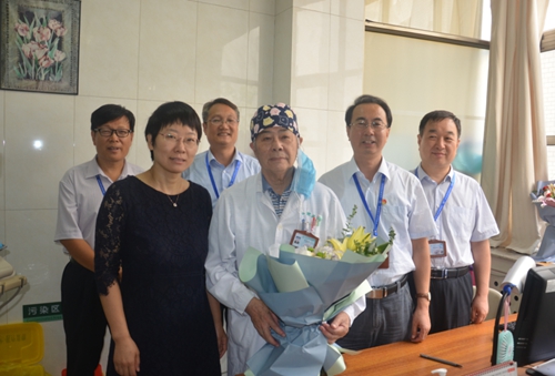 凤凰网 BV伟德官方网站（口腔医院）积极开展教师节慰问活动