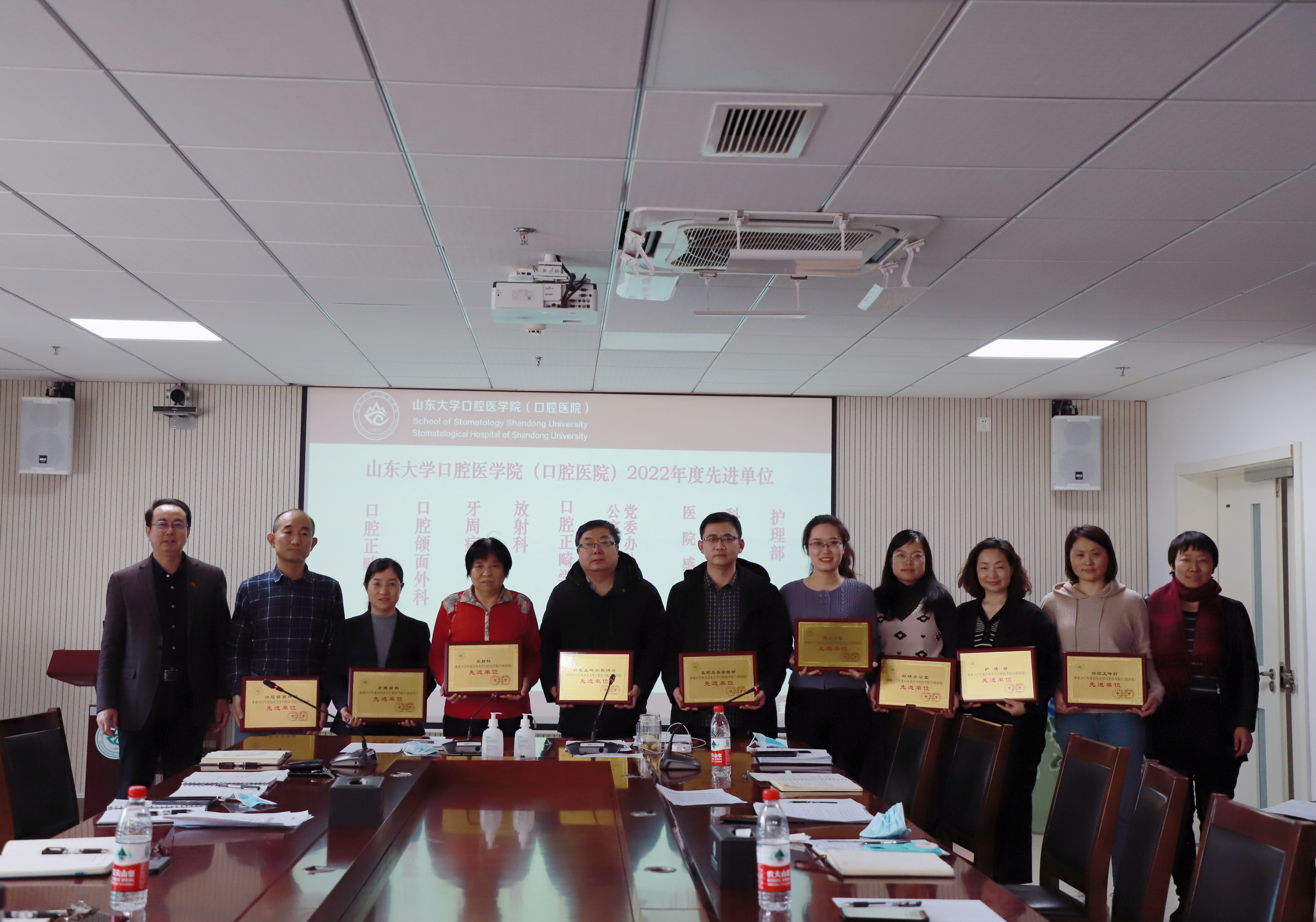 BV伟德官方网站召开贯彻落实学校2023年春季学期工作会议精神暨2022年度先进单位和先进工作者表彰会议