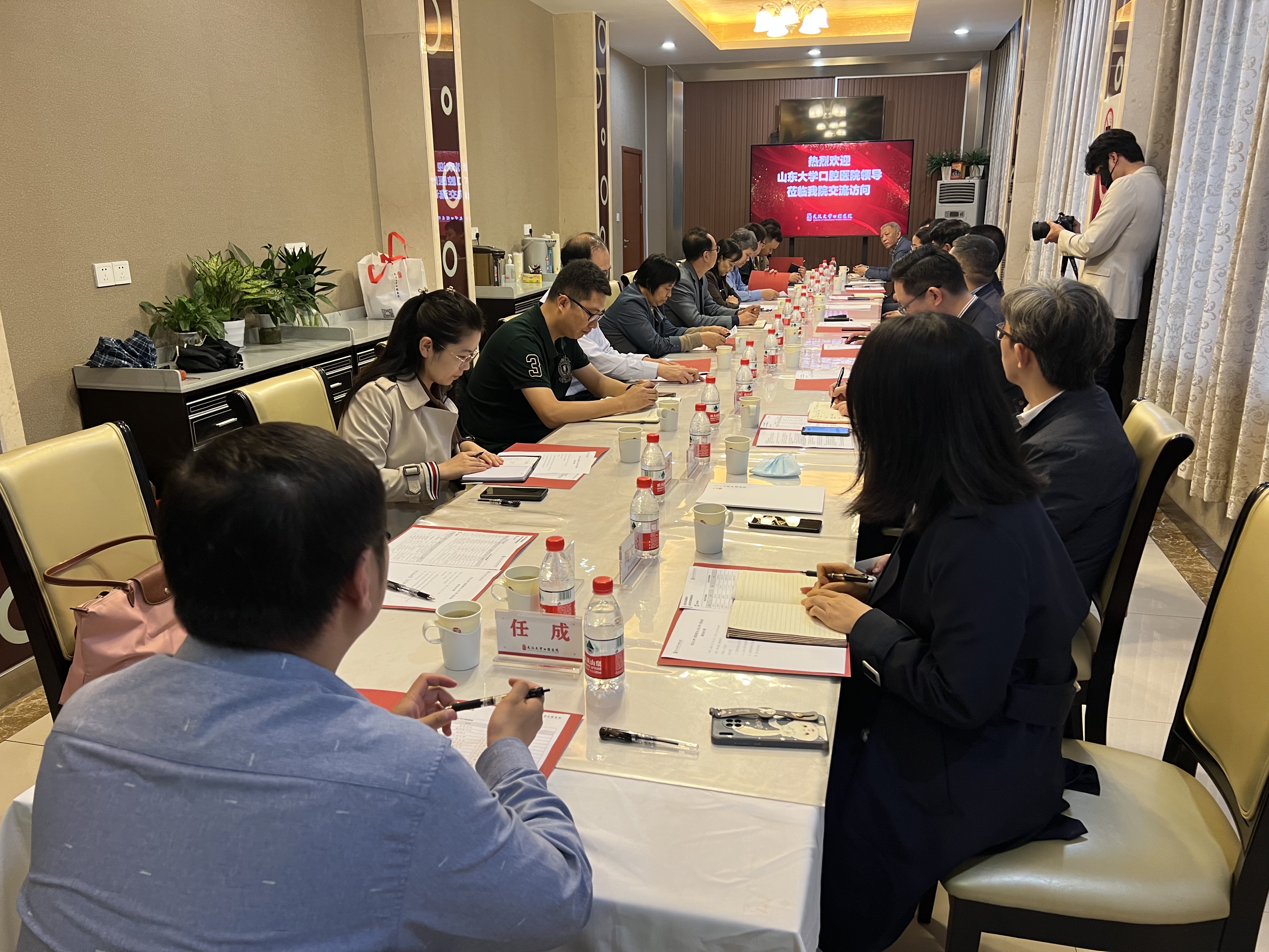 BV伟德官方网站赴武汉大学口腔医院调研交流