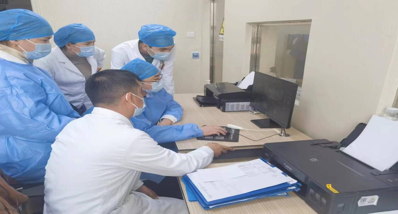 BV伟德官方网站援疆专家梁伟带领疏勒县人民医院口腔科开展首例根尖倒充手术