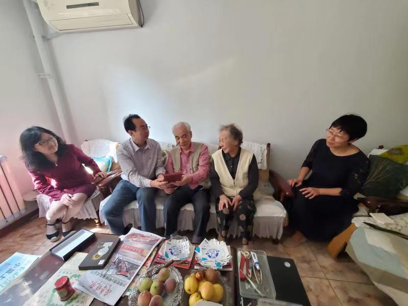 BV伟德官方网站（口腔医院）国庆节前夕走访慰问“庆祝中华人民共和国成立70周年”纪念章获得者周耀华