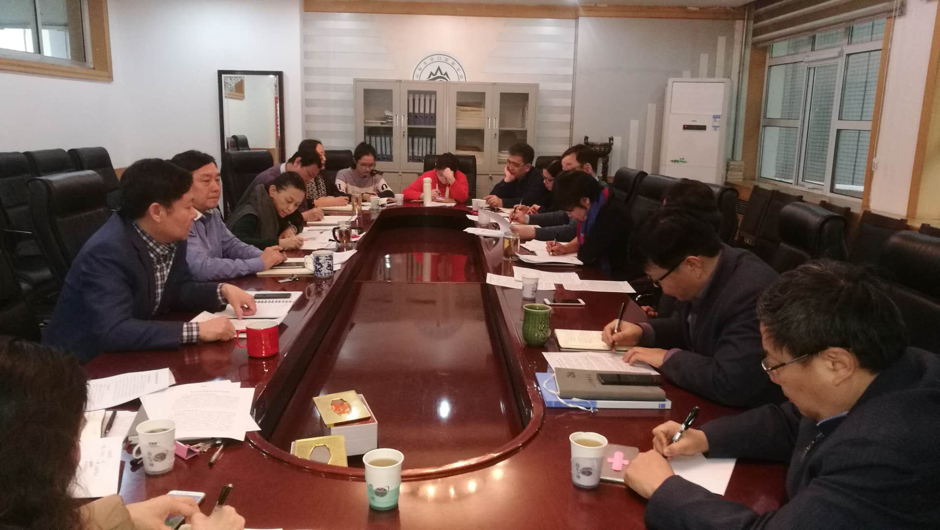 公司党委理论学习中心组组织学习党的十九大精神专题学习研讨