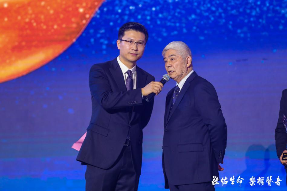 凤凰网 伟德体育官网口腔医院凌滌生教授、王旭霞教授、种植科团队当选2019“荣耀医者”