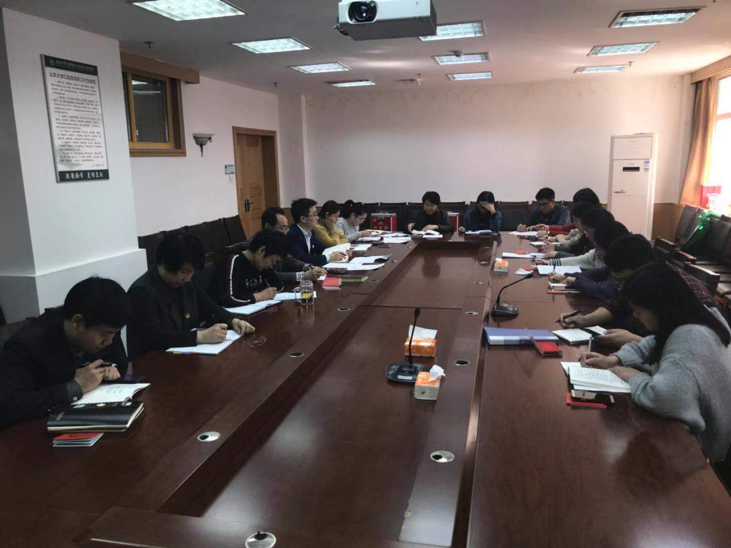 BV伟德官方网站机关第一党支部召开组织生活会