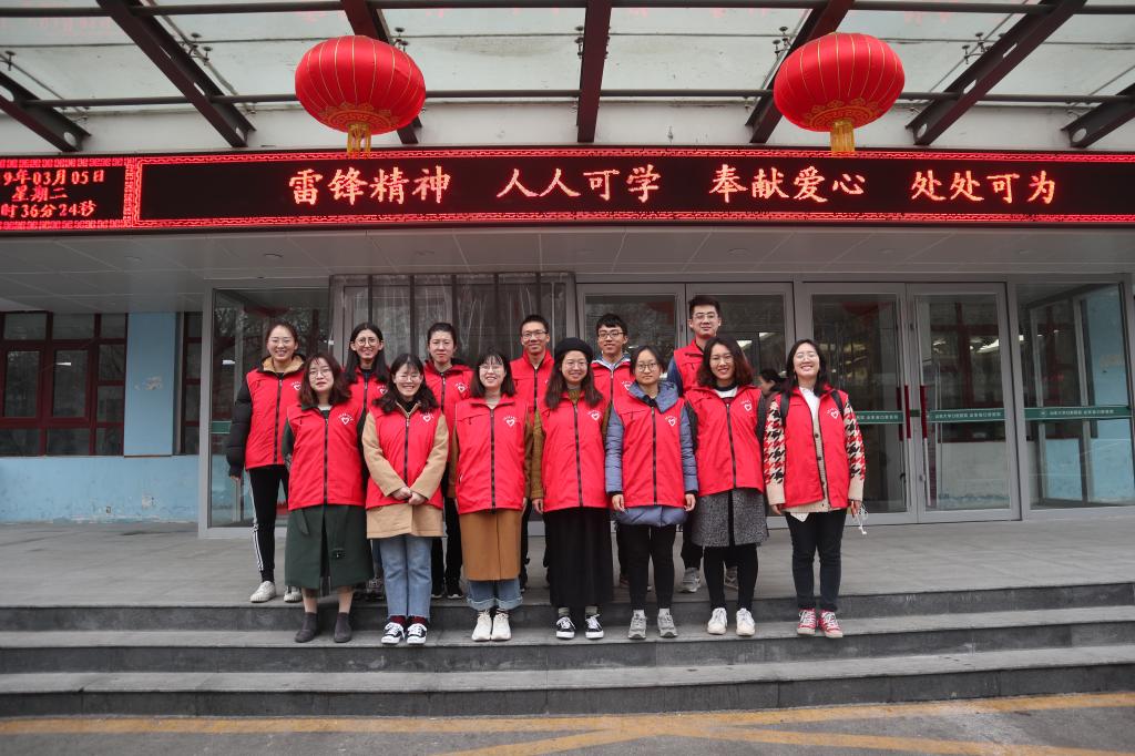 公司开展学雷锋纪念日志愿服务活动